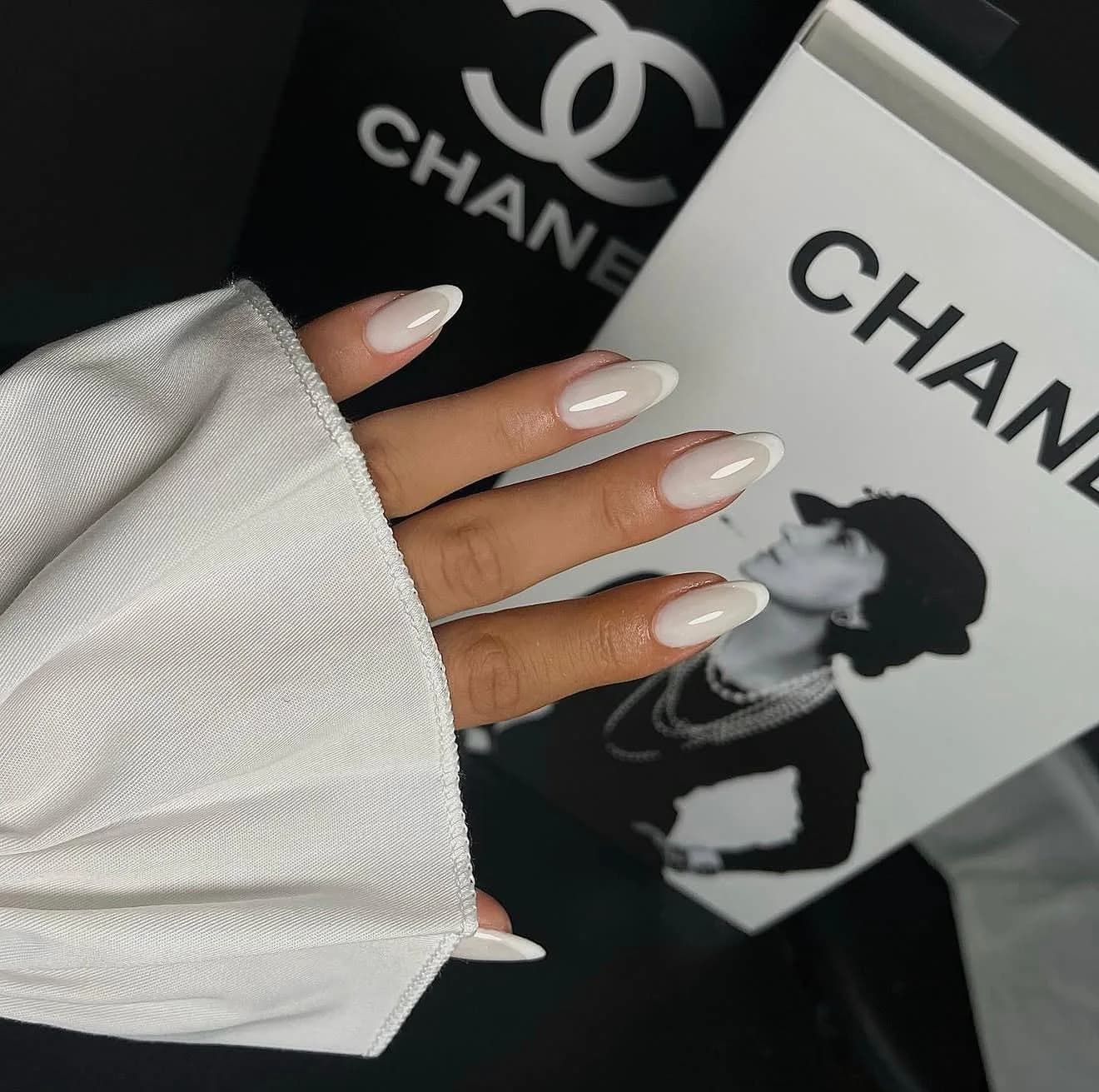 Milchig glänzende Shellac-Nägel in Mandelform