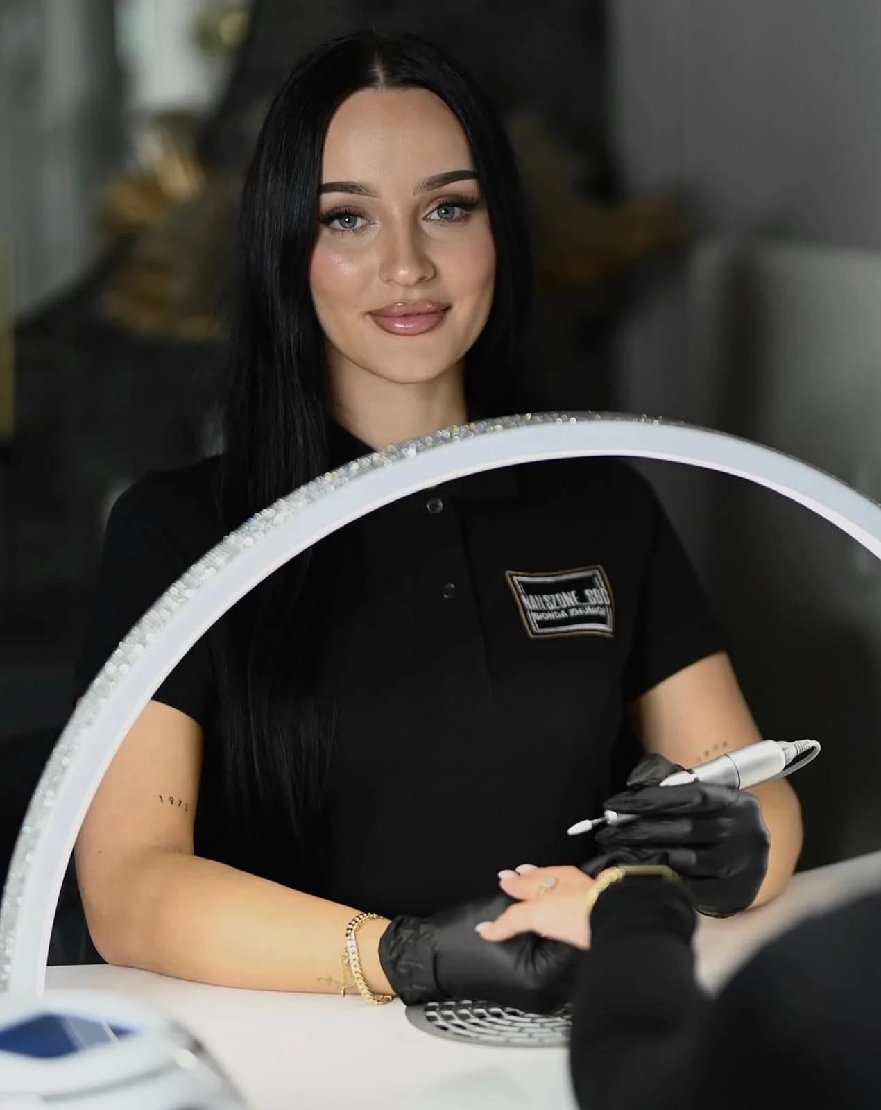 Bionda Zhuniqi bei der Arbeit am Nagelplatz im Atelier